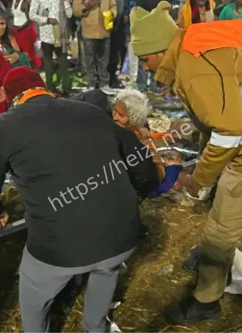 印度卡鲁尔踩踏死亡超100